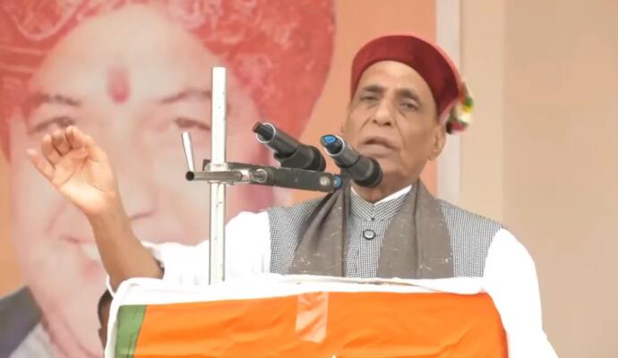 हिमाचल प्रदेश के विधानसभा चुनाव में प्रचार के लिए पहुंचे रक्षामंत्री राजनाथ सिंह की रैली में 'पीओके चाहिए के नारे लगे। लोगों ने रक्षामंत्री से मांग की कि पाकिस्तान के कब्जे वाला कश्मीर वापस लाइए। इस पर रक्षामंत्री मुस्कुरा दिए और कहा- धैर्य रखिए, धैर्य रखिए। राजनाथ सिंह हिमाचल प्रदेश के वीर जवानों को लेकर बात कर रहे थे। इसी दौरान उन्होंने कश्मीर में धारा 370 हटाने और उससे आतंकवाद में कमी आने की बात कही तो जनता की तरफ से पूछा गया कि पीओके कब वापस लेंगे। इस पर राजनाथ ने कहा, 'धैर्य रखो। रक्षामंत्री ने कहा कि प्रधानमंत्री मोदी ने फैसला किया है कि रक्षा से जुड़े सामान भारत में ही बनाया जाएं। 'मेक इन इंडिया, मेक फॉर वर्ल्ड। आज भारत की गिनती दुनिया के टॉप 25 रक्षा निर्यातकों में होती है। जनसभा को संबोधित करते हुए रक्षामंत्री ने कहा, आजाद भारत में नेताओं की कथनी और करनी में अंतर होने के कारण भारत की राजनीति और नेताओं पर से जनता का विश्वास समाप्त हो गया। इस विश्वास के संकट को चुनौती के रूप में भाजपा ने स्वीकार किया है। हमारे दो प्रधानमंत्री हुए, अटल बिहारी वाजपेयी और नरेंद्र मोदी, दोनों का हिमाचल के साथ भावनात्मक लगाव रहा है। राजनाथ सिंह ने कहा कि कांग्रेस पार्टी भी आजादी के बाद लंबे समय तक सत्ता में रही, वो जो कुछ भी कर सकते थे उन्होंने किया। मगर हमारे दोनों प्रधानमंत्रियों ने हिमाचल प्रदेश को जितना महत्व दिया उतना किसी और ने नहीं दिया। प्रधानमंत्री की तारीफ करते हुए राजनाथ ने कहा कि इस बात से कोई इनकार नहीं कर सकता कि पीएम मोदी के पीएम बनने के बाद वैश्विक मंच पर भारत की प्रतिष्ठा बढ़ी है। आज अगर भारत वैश्विक मंच पर कुछ कहता है, तो अन्य देश ध्यान से सुनते हैं कि भारत क्या कह रहा है। रक्षामंत्री ने कहा, भाजपा जनता को गुमराह करने वाली राजनीति नहीं करती। चरित्रार्थ राजनीति करती है। पूरे विश्व में आज भारत का डंका बजता है। आतंकवाद को मजबूती से कुचला जा रहा है। डब्ल्यूएचओ ने कोरोना से निपटने के लिए भारत की सराहना अंतरराष्‍ट्रीय मंच पर की। कांग्रेस ने आज तक केवल झूठ की राजनीति की।