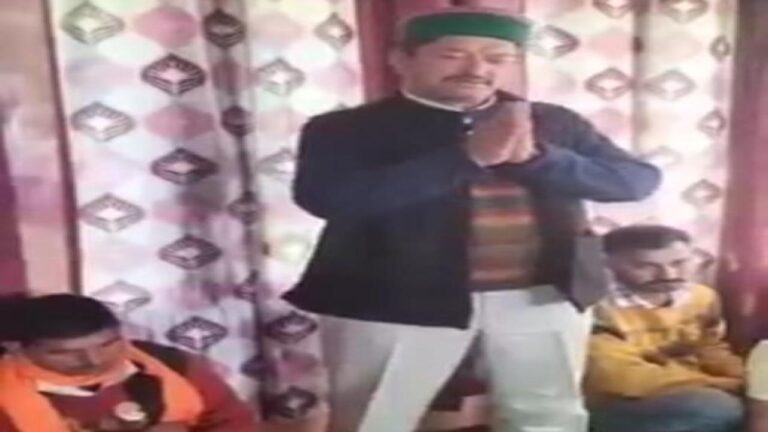 प्रजासत्ता। भारत देश में बिना किसी भेदभाव के हर नागरिक को समानता का अधिकार हमारे संविधान में दिया गया एक मूलभूत अधिकार है। मगर इससे अलग, एक देश के रूप में भारतीय समाज की हकीकत हमेशा से बहुत क्रूर और असभ्य रही है। पैदा होते ही जाति के आधार पर हर शख्स का वर्गीकरण हो जाता है। हालांकि हमारे संविधान के अनुसार सभी को मतदान का अधिकार है। लेकिन फिर भी राजनीतिक दल इसे अपने फायदे के हिसाब से जातियों में बांटकर इस्तेमाल करते हैं। खासकर चुनावी समय में लोगो को धर्म और जाति के आधार पर बांटने की कोशिश की जाती रही है। लोगों के असभ्य ब्यान देश की अखंडता और एकता को खंडित करने का काम करते हैं ऐसा ही एक मामला हिमाचल विधानसभा चुनाव में सामने आया है। जहां एक राजनीतिक दल के चुनाव प्रचार के दौरान दलित जातियों को लेकर टिपण्णी की गई है।जिसको लेकर एक वीडियो सोशल मीडिया पर वायरल हुआ है। वीडियो मे एक शख्स यह कहता हुआ नज़र आ रहा है कि है कि सवर्णों के इसमें लोहार और कोली जाति के लोगों के यहां जाने की जरूरत नहीं है, न मनाने की जरूरत है।अगर सवर्णों के 70 प्रतिशत लोग इकट्ठे हो गए तो हमारा उम्मीदवार जीत जायेगा। और एक इतिहास हमने बनाना है। अपने लेवल पर रिश्तेदारी और भाईचारे में लोगों को जागरूक करने की बात कर रहा है। हालांकि जिस राष्ट्रीय देवभूमि पार्टी के उम्मीदवार के लिए यह प्रचार किया जा रहा है, उनकी तरफ से इसको लेकर पार्टी के अध्यक्ष रूमित सिंह से इस बारे में बात की गई तो उन्होंने कहा कि यह बयान पार्टी की तरफ से नही दिया गया है। बयान देने वाले के अपने निजी विचार हो सकते हैं, पार्टी से इसका कोई लेना देना नही है। हम समानता की बात करते हैं। इसी लिए हमने 7 आरक्षित सीटों पर अपने उम्मीदवारों को उतारा है। चुनाव में जातिगत जहर घोलता यह वीडियो किस जगह का है, इसको लेकर जानकारी अभी पूरी तरह से सामने नहीं आई है। लेकिन इतना साफ है कि यह सिरमौर जिला का है। अब देखने वाली बात है की इसको लेकर प्रशासन और चुनाव आयोग क्या कदम उठाता है, यह देखने वाला विषय है। लेकिन इस तरह के शर्मनाक बयान समाज को बांटने की तरफ धकेल रहे है। जब लोकतंत्र और समानता का पर्व कहे जाने वाला चुनाव हिमाचल में होने वाला है।