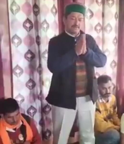 प्रजासत्ता। भारत देश में बिना किसी भेदभाव के हर नागरिक को समानता का अधिकार हमारे संविधान में दिया गया एक मूलभूत अधिकार है। मगर इससे अलग, एक देश के रूप में भारतीय समाज की हकीकत हमेशा से बहुत क्रूर और असभ्य रही है। पैदा होते ही जाति के आधार पर हर शख्स का वर्गीकरण हो जाता है। हालांकि हमारे संविधान के अनुसार सभी को मतदान का अधिकार है। लेकिन फिर भी राजनीतिक दल इसे अपने फायदे के हिसाब से जातियों में बांटकर इस्तेमाल करते हैं। खासकर चुनावी समय में लोगो को धर्म और जाति के आधार पर बांटने की कोशिश की जाती रही है। लोगों के असभ्य ब्यान देश की अखंडता और एकता को खंडित करने का काम करते हैं ऐसा ही एक मामला हिमाचल विधानसभा चुनाव में सामने आया है। जहां एक राजनीतिक दल के चुनाव प्रचार के दौरान दलित जातियों को लेकर टिपण्णी की गई है।जिसको लेकर एक वीडियो सोशल मीडिया पर वायरल हुआ है। वीडियो मे एक शख्स यह कहता हुआ नज़र आ रहा है कि है कि सवर्णों के इसमें लोहार और कोली जाति के लोगों के यहां जाने की जरूरत नहीं है, न मनाने की जरूरत है।अगर सवर्णों के 70 प्रतिशत लोग इकट्ठे हो गए तो हमारा उम्मीदवार जीत जायेगा। और एक इतिहास हमने बनाना है। अपने लेवल पर रिश्तेदारी और भाईचारे में लोगों को जागरूक करने की बात कर रहा है। हालांकि जिस राष्ट्रीय देवभूमि पार्टी के उम्मीदवार के लिए यह प्रचार किया जा रहा है, उनकी तरफ से इसको लेकर पार्टी के अध्यक्ष रूमित सिंह से इस बारे में बात की गई तो उन्होंने कहा कि यह बयान पार्टी की तरफ से नही दिया गया है। बयान देने वाले के अपने निजी विचार हो सकते हैं, पार्टी से इसका कोई लेना देना नही है। हम समानता की बात करते हैं। इसी लिए हमने 7 आरक्षित सीटों पर अपने उम्मीदवारों को उतारा है। चुनाव में जातिगत जहर घोलता यह वीडियो किस जगह का है, इसको लेकर जानकारी अभी पूरी तरह से सामने नहीं आई है। लेकिन इतना साफ है कि यह सिरमौर जिला का है। अब देखने वाली बात है की इसको लेकर प्रशासन और चुनाव आयोग क्या कदम उठाता है, यह देखने वाला विषय है। लेकिन इस तरह के शर्मनाक बयान समाज को बांटने की तरफ धकेल रहे है। जब लोकतंत्र और समानता का पर्व कहे जाने वाला चुनाव हिमाचल में होने वाला है।