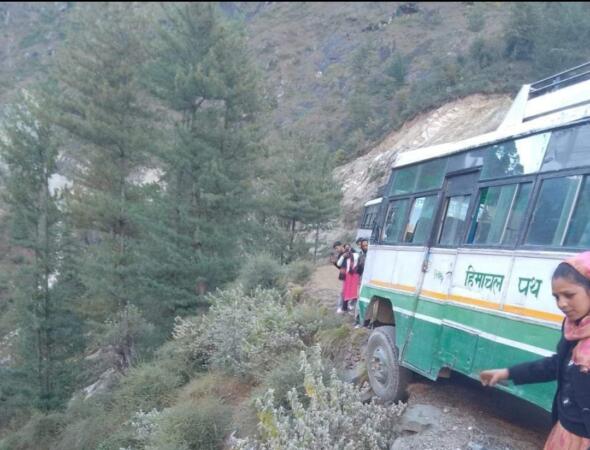 हिमाचल प्रदेश में सडक हादसें थमने का नाम नहीं ले रहे। हिमाचल में भी यदि कुल्लू की बात करे तो बीते दिनों दो बड़े सड़क हादसे हुए है। और आज सुबह-सुबह एक बड़ा हादसा होने से टला गया। जानकारी अनुसार जिला कुल्लू की तहसील बंजार के अंतर्गत आने बाला बंजार-जौरी मार्ग में दनधार के पास सरकारी बस का एक टायर पास देते समय सड़क से बाहर ही निकल गया। बस बंजार से जौरी जा रही थी और जौरी से बंजार की तरफ जाती बस को पास देते समय ये घटना घटी। थोड़ी सी लापरवाही आज लगभग 40 लोगों की जान ले सकती थी। स्थानीय लोगों से मिली जानकारी के अनुसार इस स्थान पर पहले भी बहुत हादसे हो चुके है और काफ़ी लोग अपनी जान गवा चुके हैं।