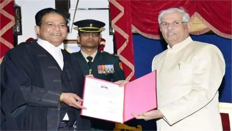 राजभवन के दरबार हाल में आयोजित समारोह में मुख्य सचिव आरडी धीमान ने शपथ ग्रहण कार्रवाई का संचालन किया तथा राज्यपाल की ओर से जारी वारंट ऑफ अप्वाइंटमैंट पढ़ा। राज्यपाल के सचिव राजेश शर्मा ने शपथ पत्र पर लोकायुक्त के हस्ताक्षर प्राप्त किए। इस अवसर पर लेडी गवर्नर अनघा अर्लेकर, जस्टिस एलएस पांटा, सर्वोच्च न्यायालय के पूर्व न्यायाधीश तथा हिमाचल प्रदेश के पूर्व लोकायुक्त, पूर्व न्यायाधीश, पुलिस महानिदेशक संजय कुंडू व प्रदेश सरकार के वरिष्ठ अधिकारी सहित अन्य गण्यमान्य व्यक्ति उपस्थित थे।