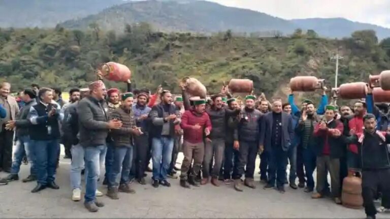 मनाली विधानसभा में कांग्रेस कार्यकर्ताओं ने खाली सिलिंडर लेकर किया विरोध, स्मृति ईरानी गो बैक के लगाए नारे