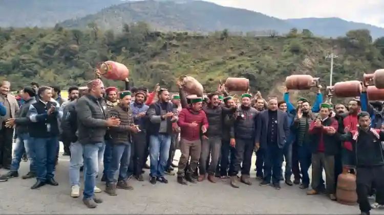 मनाली विधानसभा में कांग्रेस कार्यकर्ताओं ने खाली सिलिंडर लेकर किया विरोध, स्मृति ईरानी गो बैक के लगाए नारे