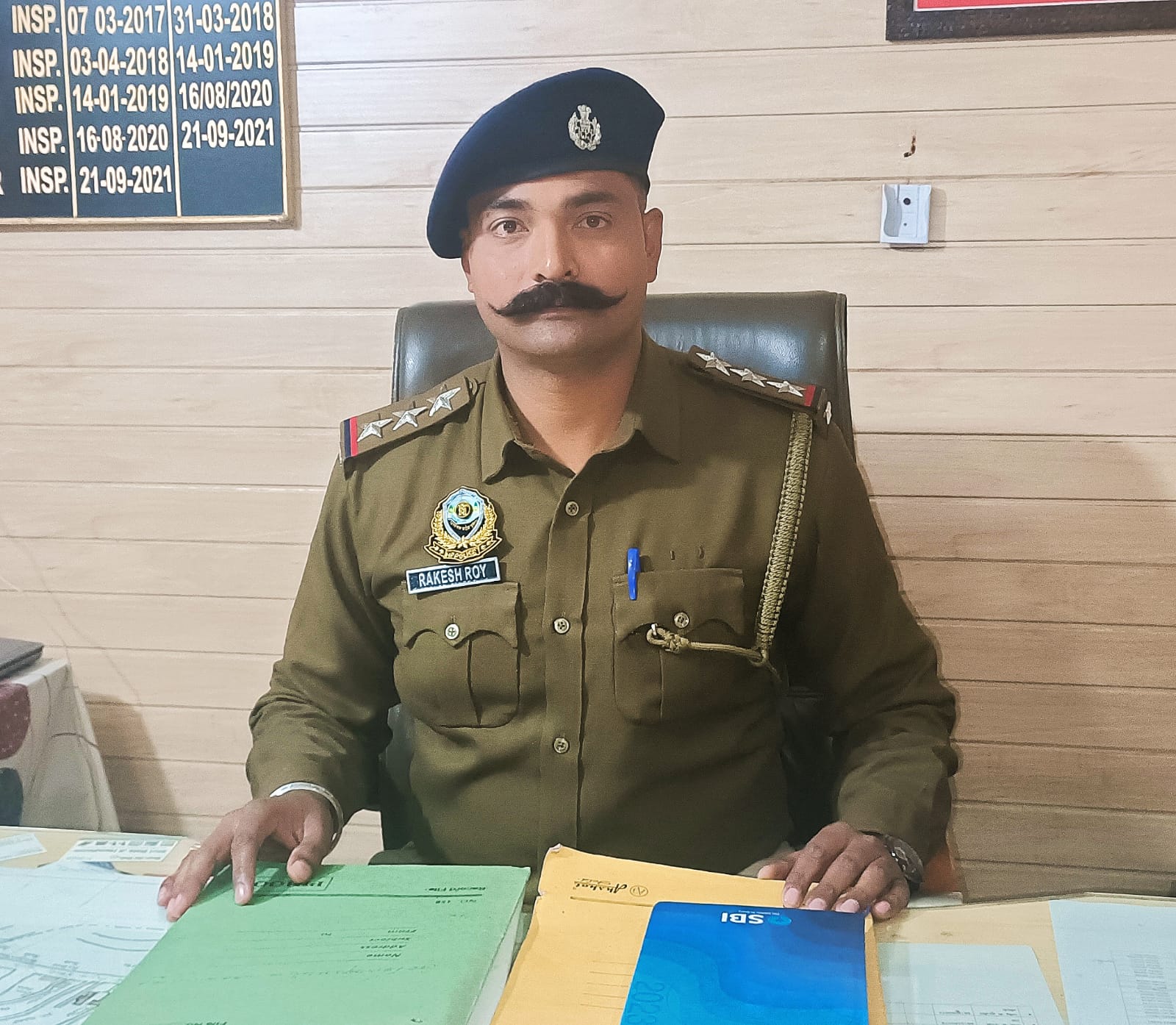 फ़ोटो कैप्शन : 24 बद्दी 3 : बद्दी पुलिस थाना के नए प्रभारी एसएचओ राकेश रॉय पत्रकारों को संबोधित करते हुए।