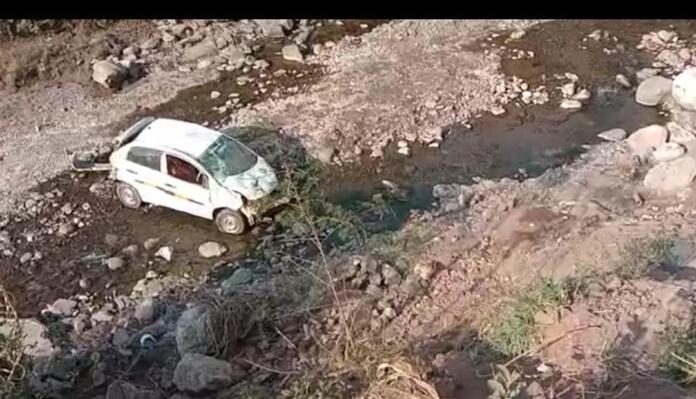 सुंदरनगर: हराबाग मे नाले में गिरी गाडी, चालक की मौत, दंपति सहित दो बच्चे घायल......