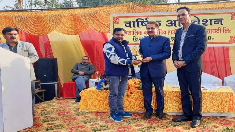 - प्रदेश की सबसे बड़ी हाऊसिंग सोसायटी ने जनहित में काम के लिए दिया सम्मान - मुख्यातिथि दून विधायक राम कुमार चौधरी ने अपने करकमलों से प्रदान की ट्रॉफी - हमले, एफआईआर व मानहानि नोटिसों के आगे भी नहीं झुकता ओम : राम कुमार चौधरी