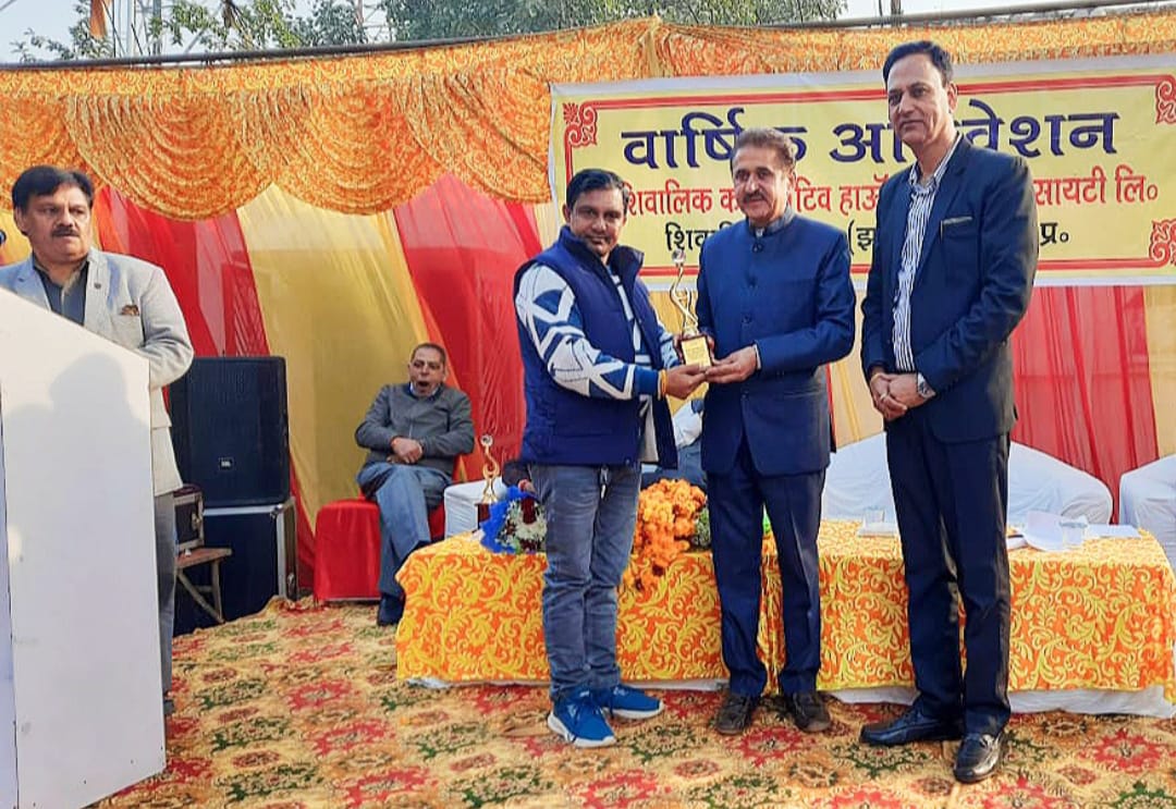 - प्रदेश की सबसे बड़ी हाऊसिंग सोसायटी ने जनहित में काम के लिए दिया सम्मान - मुख्यातिथि दून विधायक राम कुमार चौधरी ने अपने करकमलों से प्रदान की ट्रॉफी - हमले, एफआईआर व मानहानि नोटिसों के आगे भी नहीं झुकता ओम : राम कुमार चौधरी