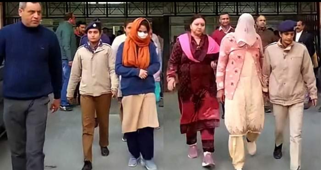 ओए आईटी का पेपर लीक करने की मुख्य आरोपी महिला कर्मचारी उमा आजाद समेत सभी छह लोगों को शनिवार को हमीरपुर न्यायालय में पेश किया गया। अदालत ने सभी को 28 दिसंबर तक पुलिस रिमांड पर दिया है। इस दौरान इनसे कड़ी पूछताछ की जाएगी। वहीं विजिलेंस ने आरोपी महिला कर्मचारी के घर से जरूरी रिकॉर्ड भी बरामद किया है।   बता दें कि पुलिस ने बीते रोज ही कर्मचारी चयन आयोग की सिक्रेस ब्रांच में तैनात उमा आजाद के अलावा उनके दो बेटों और घर के नौकर के अलावा प्रश्न पत्र खरीदने वाले दो अभ्यर्थियों को भी विजिलेंस ने पुलिस की मदद से गिरफ्तार किया था। इन सभी आरोपियों को शनिवार को जिला मजिस्ट्रेट के सामने पेश किया गया। जहां से उन्हें पुलिस रिमांड पर भेज दिया है।    