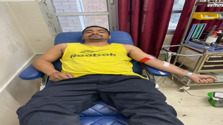 जुड़वां बच्चों के लिए फरिश्ता बने जोनल हॉस्पिटल में तैनात सुरक्षा कर्मी प्रताप सिंह देर शाम ड्यूटी खत्म होने से पहले नन्हे बच्चों के लिए किया रक्तदान