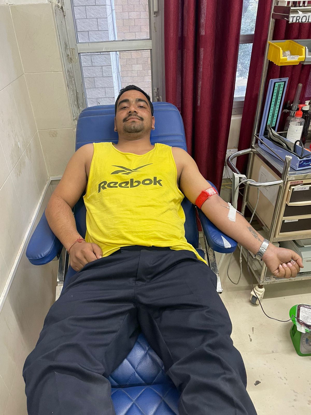 जुड़वां बच्चों के लिए फरिश्ता बने जोनल हॉस्पिटल में तैनात सुरक्षा कर्मी प्रताप सिंह देर शाम ड्यूटी खत्म होने से पहले नन्हे बच्चों के लिए किया रक्तदान