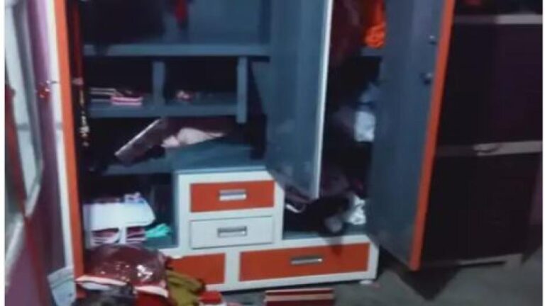 ​​​​​​​हमीरपुर सदर पुलिस और पुलिस चौकी टौणी देवी की टीम मौके पर पहुंची तो उसमें पुलिस ने पाया कि पिछले बाहरी गेट का ताला और अलमारी का लॉकर टूटा पड़ा था। पीड़ित तेज प्रकाश ने बताया कि उनकी बहू का मंगलसूत्र, 2 सोने के कड़े, 2 सोने की अंगूठियां और बाकी चांदी के जेवरात चोरी हुए हैं। करीब 5 लाख के गहनों पर चोरों ने हाथ साफ किए हैं।