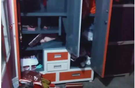 ​​​​​​​हमीरपुर सदर पुलिस और पुलिस चौकी टौणी देवी की टीम मौके पर पहुंची तो उसमें पुलिस ने पाया कि पिछले बाहरी गेट का ताला और अलमारी का लॉकर टूटा पड़ा था। पीड़ित तेज प्रकाश ने बताया कि उनकी बहू का मंगलसूत्र, 2 सोने के कड़े, 2 सोने की अंगूठियां और बाकी चांदी के जेवरात चोरी हुए हैं। करीब 5 लाख के गहनों पर चोरों ने हाथ साफ किए हैं।