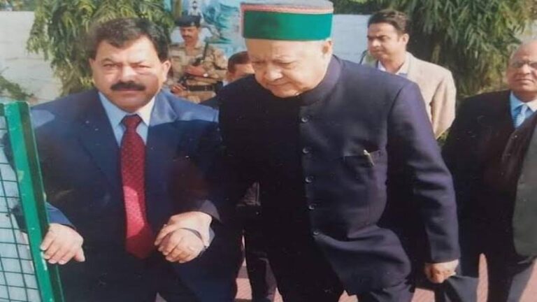 प्रजासत्ता ब्यूरो। दिवंगत पूर्व मुख्यमंत्री वीरभद्र सिंह के सुरक्षा अधिकारी रहे डीएसपी पद्म ठाकुर का सेवाविस्तार रद्द कर दिया है। सोमवार को मुख्य सचिव की ओर से इस बाबात अधिसूचना जारी की गई। दरअसल, डीएसपी पद्म दास ठाकुर 31 अगस्त, 2022 को रिटायर हुए थे। लेकिन बाद में उन्हें डीएसपी लीव रिजर्व टीटीआर शिमला में छह महीने के लिए सेवा विस्तार दिया गया। 31 मार्च, 2023 तक उनका कार्यकाल था। यह रीइम्प्लॉयमेंट पुलिस मुख्यालय में खाली पड़े डीएसपी के एक पद के अंगेस्ट दी गई है। बता दें कि पदम सिंह वीरभद्र सिंह के काफी करीबी थी और हमेशा उनके सुरक्षा अधिकारी के तौर पर साथ रहते थे। साल 2017 के विधानसभा चुनाव से पहले भाजपा ने हिमाचल प्रदेश में कांग्रेस पर आरोपों की झड़ी लगाते हुए एक चार्जशीट तैयार की थी, इसमें पदम सिंह पर भी आरोप लगाए थे। क्योंकि वह उस दौरान तत्कालीन सीएम वीरभद्र सिंह के सुरक्षा अधिकारी थे, तो उनपर भी आरोप लगाए कि उन्होंने अपने चेहेतों और बेटे-बेटियों को नौकरी दिलवाई है।