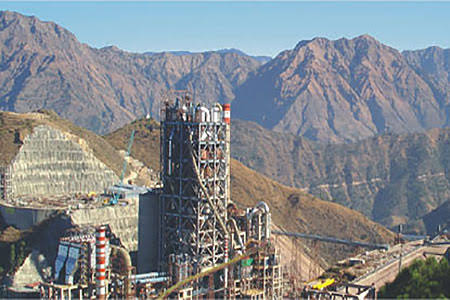 वीरवार को जारी आदेशों में अस्थायी तौर से सीमेंट प्लांट में तबादले किए है जिससे अंबुजा कंपनी में कार्यरत कर्मचारियों में हड़कंप मच गया है।अंबुजा प्रबंधन ने बुधवार को जारी एक प्रपत्र जारी कर अंबुजा में कार्यरत कर्मचारियों को राज्यस्थान,रोपड़,नालागढ़,तमिलनाडु व नागौर के सीमेंट प्लांट में अस्थायी तौर पर स्थानांतरित कर समय अवधि 24 दिसंबर तक कर्मचारियों को ड्यूटी जॉइन करने के फरमान जारी किए है।लोगों में चर्चा है कि अगर यही हाल रहा तो आने समय मे संघर्ष और तेज होने की संभावना बनती जा रही है और अदानी समूह के अंबुजा सीमेंट्स लिमिटेड सुल्ली व रौड़ी प्लांट को शुरू नही करना चाहती इसीलिए बुधवार को अस्थायी तौर पर अंबुजा में कार्यरत कर्मचारियों के स्थानांतरण किये गए है।