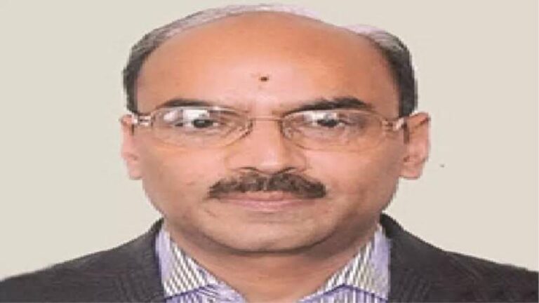 हिमाचल प्रदेश सरकार ने मुख्य सचिव आरडी धीमान को मुख्य सूचना आयुक्त नियुक्त करने का फैसला लिया है। मुख्य सूचना आयुक्त की नियुक्ति को लेकर मंगलवार सुबह पीटरहॉफ में आयोजित बैठक में यह फैसला लिया गया है। बैठक में मुख्यमंत्री सुखविंद्र सिंह सुक्खू, नेता प्रतिपक्ष जयराम ठाकुर और डिप्टी सीएम मुकेश अग्निहोत्री मौजूद रहे।