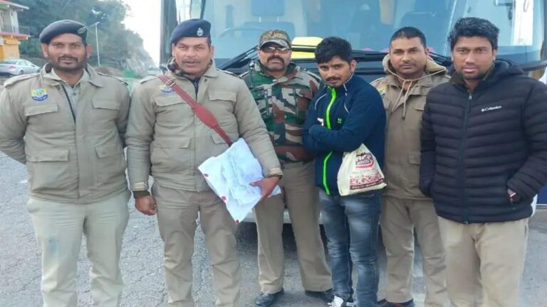 जिला मंडी पुलिस की स्पेशल इन्वेस्टिगेशन टीम ने शनिवार सुबह नेशनल हाईवे-21 चंडीगढ़-मनाली पर एक 30 वर्षीय युवक से 258 ग्राम हेरोइन (चिट्टा) बरामद किया है. एसआईयू टीम द्वारा बरामद चिट्टे की मात्रा एनडीपीएस एक्ट के तहत कमर्शियल क्वांटिटी की है और इसकी कीमत अंतरराष्ट्रीय बाजार में 7 लाख से ऊपर बताई जा रही है। जानकारी अनुसार पुलिस की SIU टीम एनएच-21 चंडीगढ़-मनाली पर सुंदरनगर के पुंघ में नाकाबंदी पर मौजूद थी। इस दौरान दिल्ली से मनाली जा रही वोल्वो बस नंबर एचआर-68बी-2908 को जांच के लिए रोका गया। जांच के दौरान बस में सवार 30 वर्षीय सुभाष चंद निवासी गांव धौनकोठी तहसील सदर जिला बिलासपुर की जांच के दौरान 258 ग्राम चिट्टा बरामद किया गया। पुलिस द्वारा आरोपी के खिलाफ एनडीपीएस एक्ट की धारा 21 के तहत एफआईआर दर्ज कर उसे गिरफ्तार कर लिया गया है।मामले की पुष्टि डीएसपी सुंदरनगर दिनेश कुमार ने की है।