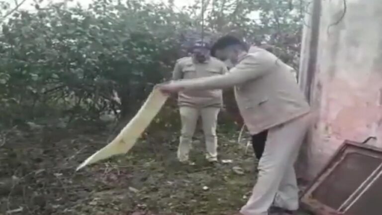 ऊना स्थित रक्कड़ में जंगली एरिया से सटे खेतों में एक व्यक्ति का शव मिला है। जिसकी अभी तक पहचान नहीं हो पाई है। पुलिस ने शव को कब्जे में लेकर मामले की जांच शुरू कर दी है। पुलिस ने शव का पोस्टमार्टम कराने के लिए रीजनल अस्पताल ऊना भेज दिया है। बता दें कि बीती देर रात जंगल की तरफ से एक कुत्ता कोई कटी टांग उठाकर लाया था। जिस पर घर के मालिकों ने पंचायत और पुलिस को सूचित किया। सूचना मिलने पर पुलिस मौके पर पहुंची। इसके बाद पुलिस ने शव के शेष हिस्से को ढूंढने के लिए सर्च अभियान चलाया। लेकिन सफलता नहीं मिली। पुलिस ने शनिवार को स्निफर डॉग के साथ शव को ढूंढने के लिए फिर से सर्च अभियान चलाया। इस बीच जंगल के पास खेतों से अज्ञात व्यक्ति शव बरामद किया। जो जानवरों द्वारा नोचा हुआ प्रतीत हो रहा था। इस शव की एक टांग कटी मिली। जिसे देर रात कुत्ता उठा ले आया था। खेतों से मिला शव किसका है? इसकी अभी तक पता नहीं चल सका है। एएसपी प्रवीण धीमान ने कहा कि पुलिस ने शव को अपने कब्जे में ले लिया है। उसकी शिनाख्त की जा रही है। पोस्टमार्टम रिपोर्ट से मौत के कारणों का पता चल सकेगा। मामले में जांच जारी है।