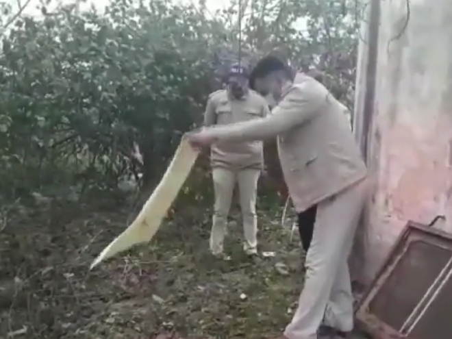 ऊना स्थित रक्कड़ में जंगली एरिया से सटे खेतों में एक व्यक्ति का शव मिला है। जिसकी अभी तक पहचान नहीं हो पाई है। पुलिस ने शव को कब्जे में लेकर मामले की जांच शुरू कर दी है। पुलिस ने शव का पोस्टमार्टम कराने के लिए रीजनल अस्पताल ऊना भेज दिया है। बता दें कि बीती देर रात जंगल की तरफ से एक कुत्ता कोई कटी टांग उठाकर लाया था। जिस पर घर के मालिकों ने पंचायत और पुलिस को सूचित किया। सूचना मिलने पर पुलिस मौके पर पहुंची। इसके बाद पुलिस ने शव के शेष हिस्से को ढूंढने के लिए सर्च अभियान चलाया। लेकिन सफलता नहीं मिली। पुलिस ने शनिवार को स्निफर डॉग के साथ शव को ढूंढने के लिए फिर से सर्च अभियान चलाया। इस बीच जंगल के पास खेतों से अज्ञात व्यक्ति शव बरामद किया। जो जानवरों द्वारा नोचा हुआ प्रतीत हो रहा था। इस शव की एक टांग कटी मिली। जिसे देर रात कुत्ता उठा ले आया था। खेतों से मिला शव किसका है? इसकी अभी तक पता नहीं चल सका है। एएसपी प्रवीण धीमान ने कहा कि पुलिस ने शव को अपने कब्जे में ले लिया है। उसकी शिनाख्त की जा रही है। पोस्टमार्टम रिपोर्ट से मौत के कारणों का पता चल सकेगा। मामले में जांच जारी है।