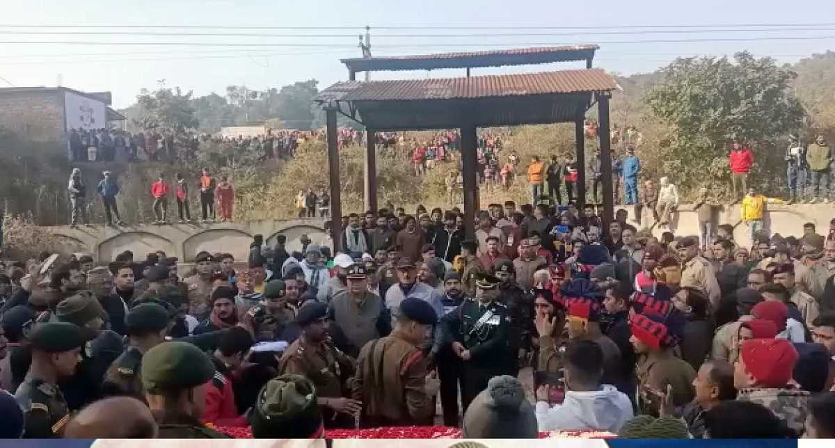 हवलदार की मां, पिता, पत्नी और बच्चा उनके पर्थिव शरीर से लिपटकर रो रहे थे। स्थानीय लोग उन्हें सांत्वना देने का प्रयास कर रहे थे। स्थिति को नियंत्रण कर पाना मुश्किल हो रहा था।