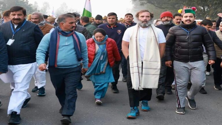 कांग्रेस की 'भारत जोड़ो यात्रा' ने पार्टी के वरिष्ठ नेता राहुल गांधी के नेतृत्व में बुधवार सुबह हिमाचल प्रदेश में प्रवेश किया। कड़ाके की ठंड के बीच हिमाचल प्रदेश के मुख्यमंत्री सुखविंदर सिंह सुक्खू, उप मुख्यमंत्री मुकेश अग्निहोत्री, पार्टी की प्रदेश अध्यक्ष प्रतिभा सिंह, राज्य के मंत्रियों और पार्टी विधायकों के साथ सैकड़ों कांग्रेस कार्यकर्ताओं ने इन्दौरा के पास मनसेर टोल प्लाजा पर यात्रा का स्वागत किया। धुंध भरी सुबह में राज्य के मंत्रियों के साथ गांधी तेज गति से चलते नजर आए और इस दौरान पार्टी के उत्साही कार्यकर्ताओं ने नारेबाजी की। यात्रा के मद्देनजर सुरक्षा के कड़े इंतजाम किए गए हैं और चुनिंदा लोगों को ही सुरक्षा घेरे के भीतर आने की अनुमति दी गई है। यात्रा के दौरान राहुल गांधी पार्टी नेताओं के अलावा लोगों, खासकर युवकों के साथ बातचीत करते नजर आए। यात्रा के दौरान इन्दौरा विधानसभा क्षेत्र में 24 किलोमीटर का सफर तय किया जाएगा और मालोट गांव में गांधी एक जनसभा को भी संबोधित कर सकते हैं। हालांकि पहले, हिमाचल प्रदेश से गुजरना भारत जोड़ों यात्रा के कार्यक्रम में नहीं था, लेकिन राज्य आने के लिए उसे इसमें शामिल किया गया।हिमाचल प्रदेश को यात्रा के कार्यक्रम में शामिल करने के लिए गांधी का शुक्रिया अदा करते हुए मुख्यमंत्री सुक्खू ने कहा कि राज्य में कांग्रेस की जीत पार्टी की नीतियों और सच की झूठ पर जीत है।
