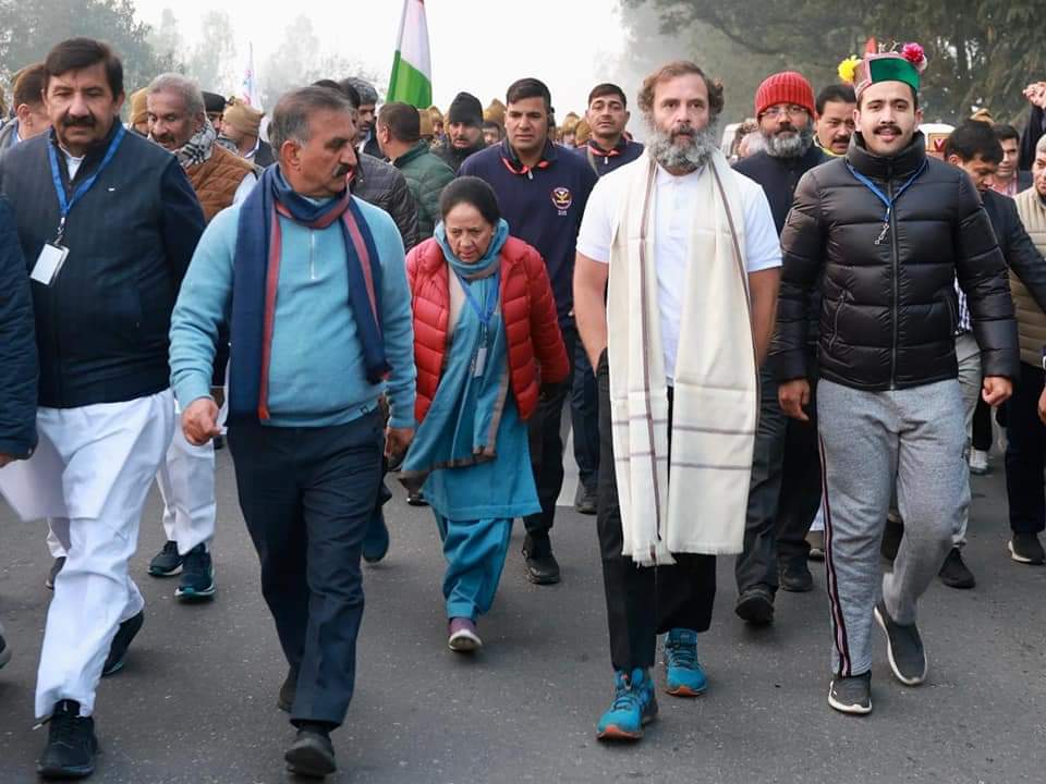 कांग्रेस की 'भारत जोड़ो यात्रा' ने पार्टी के वरिष्ठ नेता राहुल गांधी के नेतृत्व में बुधवार सुबह हिमाचल प्रदेश में प्रवेश किया। कड़ाके की ठंड के बीच हिमाचल प्रदेश के मुख्यमंत्री सुखविंदर सिंह सुक्खू, उप मुख्यमंत्री मुकेश अग्निहोत्री, पार्टी की प्रदेश अध्यक्ष प्रतिभा सिंह, राज्य के मंत्रियों और पार्टी विधायकों के साथ सैकड़ों कांग्रेस कार्यकर्ताओं ने इन्दौरा के पास मनसेर टोल प्लाजा पर यात्रा का स्वागत किया। धुंध भरी सुबह में राज्य के मंत्रियों के साथ गांधी तेज गति से चलते नजर आए और इस दौरान पार्टी के उत्साही कार्यकर्ताओं ने नारेबाजी की। यात्रा के मद्देनजर सुरक्षा के कड़े इंतजाम किए गए हैं और चुनिंदा लोगों को ही सुरक्षा घेरे के भीतर आने की अनुमति दी गई है। यात्रा के दौरान राहुल गांधी पार्टी नेताओं के अलावा लोगों, खासकर युवकों के साथ बातचीत करते नजर आए। यात्रा के दौरान इन्दौरा विधानसभा क्षेत्र में 24 किलोमीटर का सफर तय किया जाएगा और मालोट गांव में गांधी एक जनसभा को भी संबोधित कर सकते हैं। हालांकि पहले, हिमाचल प्रदेश से गुजरना भारत जोड़ों यात्रा के कार्यक्रम में नहीं था, लेकिन राज्य आने के लिए उसे इसमें शामिल किया गया।हिमाचल प्रदेश को यात्रा के कार्यक्रम में शामिल करने के लिए गांधी का शुक्रिया अदा करते हुए मुख्यमंत्री सुक्खू ने कहा कि राज्य में कांग्रेस की जीत पार्टी की नीतियों और सच की झूठ पर जीत है।