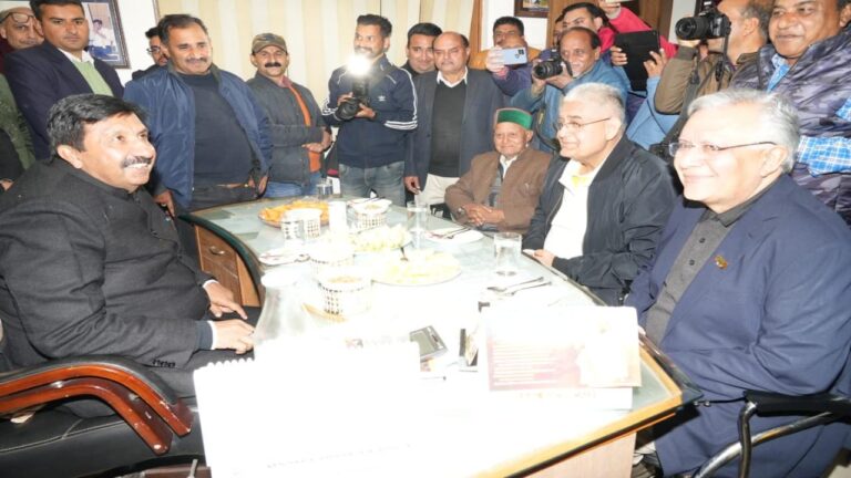 विधायक होशियार सिंह का दाड़लाघाट में ट्रक ऑपरेटरों ने किया घेराव, मांगनी पड़ी माफी https://www.prajasatta.in/solan/विधायक-होशियार-सिंह-का-दा/