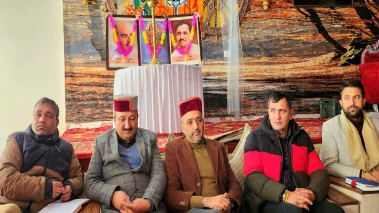 कांग्रेस सरकार ने रातों रात सरकारी दफ्तरों पर लगाए ताले : बलबीर वर्मा