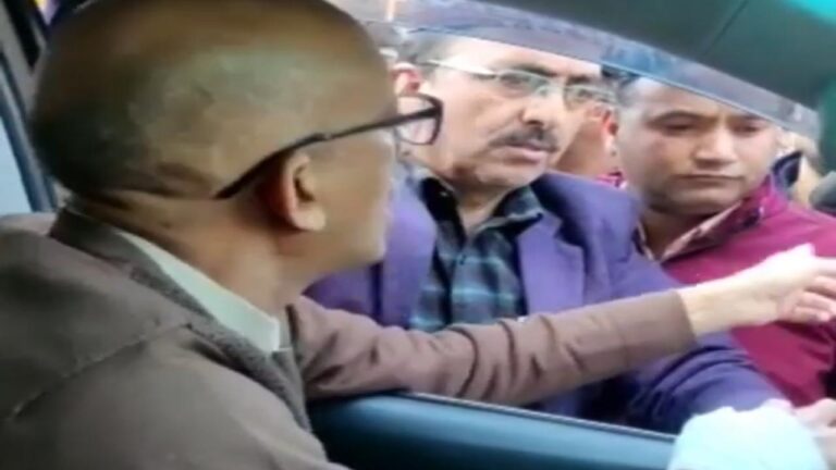 दरअसल, उन्होंने प्रदेश में बंद हुए सीमेंट उद्योग के लिए ट्रांसपोर्टरों को जिम्मेदार ठहराते हुए कहा था की ये सब ट्रांसपोर्ट यूनियन की मनमानी चलते हुए है। ऐसे में जब मंगलवार को विधयक का काफिला देहरा से शिमला की और जा रहा था तो दाड़लाघाट में ट्रक ऑपरेटरों ने उनका घेराव करते हुए उनके खिलाफ प्रदर्शन किया। ट्रक ऑपरेटरों का हुजूम देख देहरा के विधायक होशियार सिंह ने भी अपने बयान के लिए उनसे माफी मांगी।