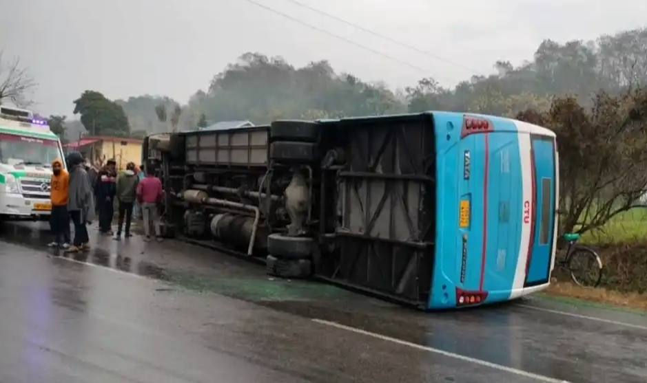 चंडीगढ़-धर्मशाला हाईवे पर पलटी सीटीयू की बस, घायल हुए तीन यात्री
