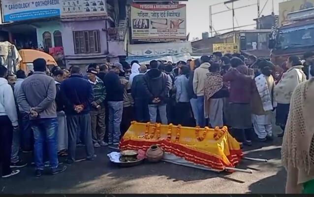 कांगड़ा: सड़क हादसे में व्यक्ति की मौत,आरोपित के न पकडे जाने पर नाराज परिजनों ने मंडी-पठानकोट NH किया जाम