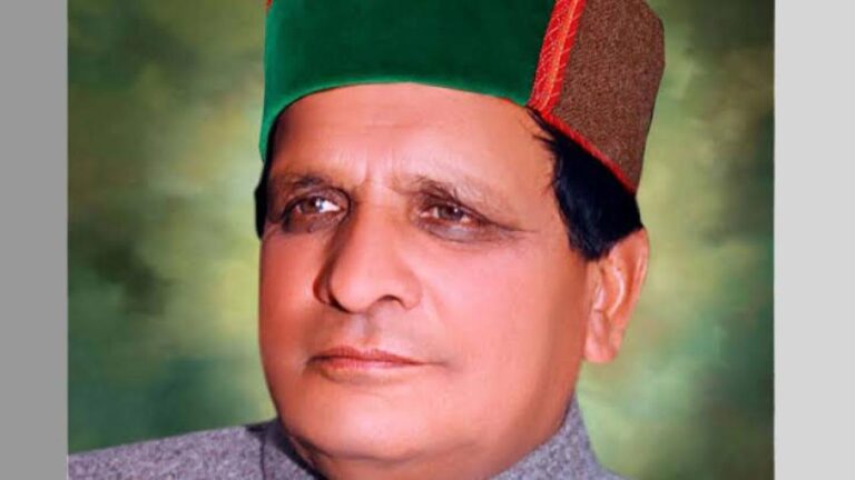 हिमाचल प्रदेश के निर्माता डॉक्टर वाईएस परमार के साथ मंत्री रहे करसोग विधानसभा के कांग्रेस नेता एंव पूर्व मंत्री मनसा राम का निधन हो गया है। वह लंबे समय से बीमार चल रहे थे। उन्होंने आईजीएमसी (IGMC) शिमला में अंतिम सांस ली। 82 वर्षीय मनसा राम प्रदेश के एक मात्र ऐसे नेता थे जो यशवंत सिंह परमार सहित 4 सीएम की कैबिनेट में काम कर चुके थे। मनसाराम ने वर्ष 1967 में करसोग विधानसभा क्षेत्र से आजाद प्रत्याशी के तौर पर अपना पहला चुनाव लड़ा और जीतकर विधानसभा पहुंचे तथा क्षेत्र का प्रतिनिधत्व किया। उसके बाद 1972 में मनसा राम ने कांग्रेस (Congress) टिकट पर अपना चुनाव लड़ा और परमार सरकार में सबसे कम उम्र के मंत्री बन गए। मनसा राम ने करसोग से 12 विधानसभा चुनाव लड़े और 6 बार जीत हासिल कर विधानसभा में करसोग का नेतृत्व किया। मनसा राम के निधन पर सीएम सुखविंदर सिंह सुक्खू, डिप्टी सीएम मुकेश अग्निहोत्री सहित अन्य नेताओं ने शोक प्रकट किया है।