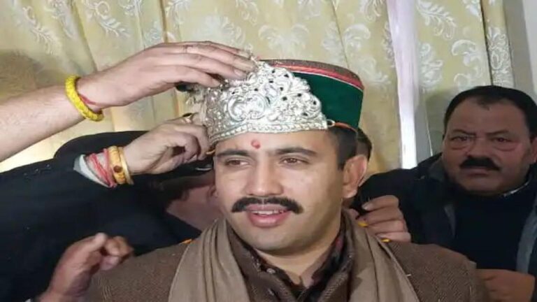 कैबिनेट मंत्री विक्रमादित्य ने संभाला अपना कार्यभार, समर्थकों ने चांदी का मुकुट पहना किया स्वागत