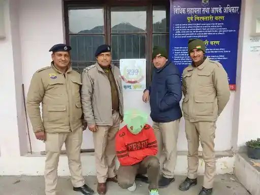 कुल्लू जिला kr पतलीकूहल पुलिस ने पेट्रोलिंग के दौरान हरियाणा के एक युवक को चिट्ठी के साथ गिरफ्तार किया है। आरोपी के पास से 44 ग्राम चिट्टा बरामद किया गया है। आरोपी की पहचान 22 वर्षीय दीपक निवासी ग्राम चिढाना, उप तहसील गुहाना, तहसील खानपुर, जिला सोनीपत, हरियाणा के रूप में हुई है। मिली जानकारी के अनुसार कुल्लू-मनाली हाईवे पर पतलीकुहल फ्लाईओवर पर पतलीकूहल पुलिस पेट्रोलिंग कर रही थी. इस दौरान वहां मौजूद एक युवक पुलिस को देखकर डर गया। शक के आधार पर पुलिस ने उसकी तलाशी ली तो 44 ग्राम चिट्टा बरामद हुआ। पुलिस ने आरोपी के खिलाफ एनडीपीएस एक्ट के तहत मामला दर्ज कर जांच शुरू कर दी है।