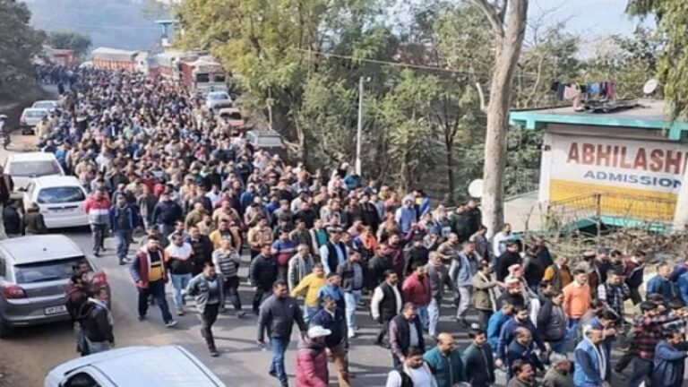 सीमेंट प्लांट बंद करने के विरोध में ट्रक ऑपरेटरों ने किया 12 किलीमीटर का पैदल मार्च