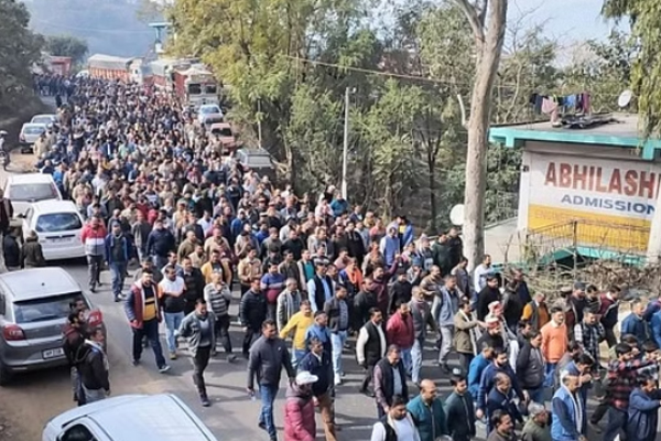 सीमेंट प्लांट बंद करने के विरोध में ट्रक ऑपरेटरों ने किया 12 किलीमीटर का पैदल मार्च