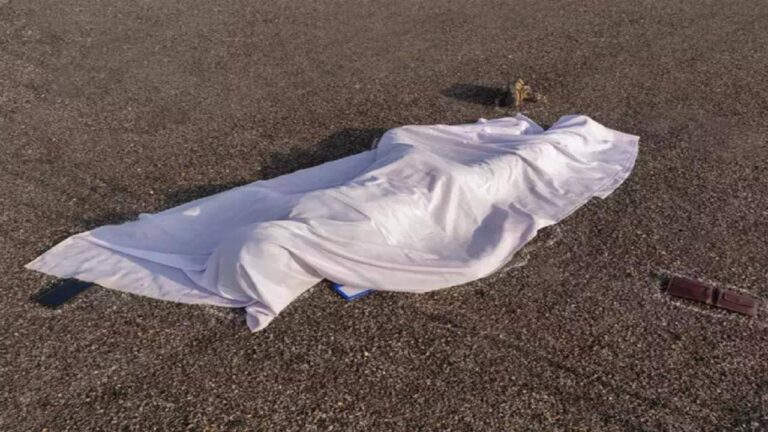 कॉलेज में पड़ा छात्रा का शव