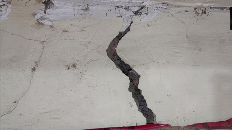 घरों में पड़ी दरारें