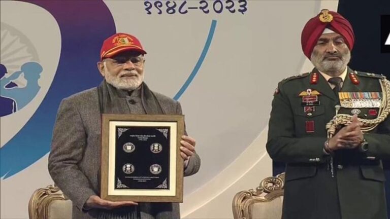 पीएम मोदी स्मारक सिक्का जारी करते हुए