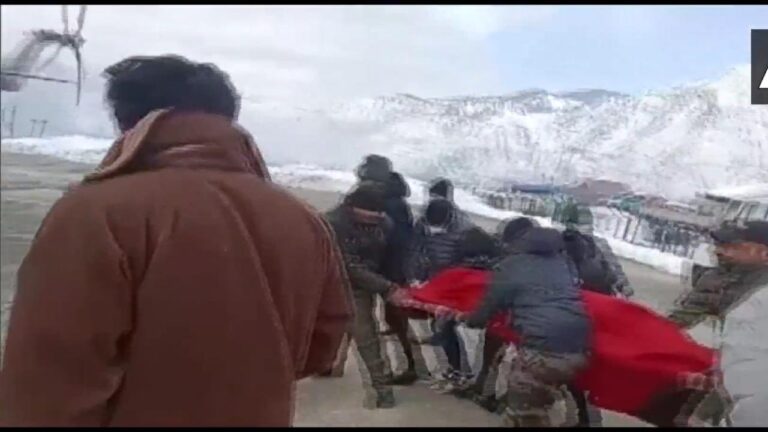 महिला को ले जाते जवान