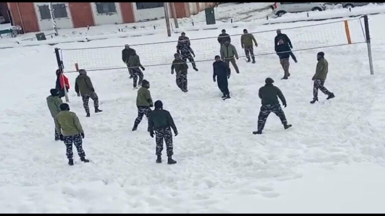 माइनस तापमान में वॉलीबॉल खेलते जवान
