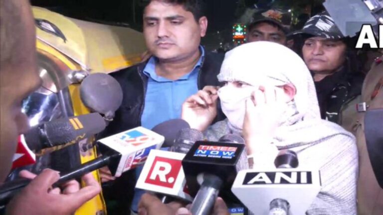 मीडिया में बयान देती निधि