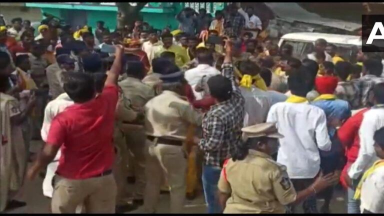 समलाठीचार्ज करती पुलिस