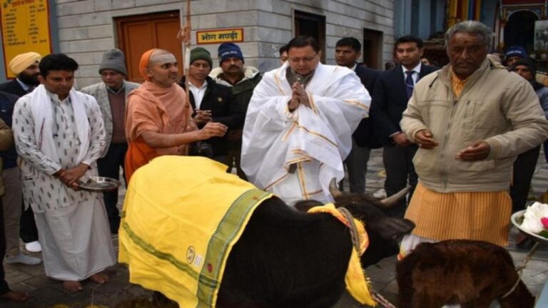 सीएम पुष्कर सिंह धामी जोशीमठ में पूजा करते हुए
