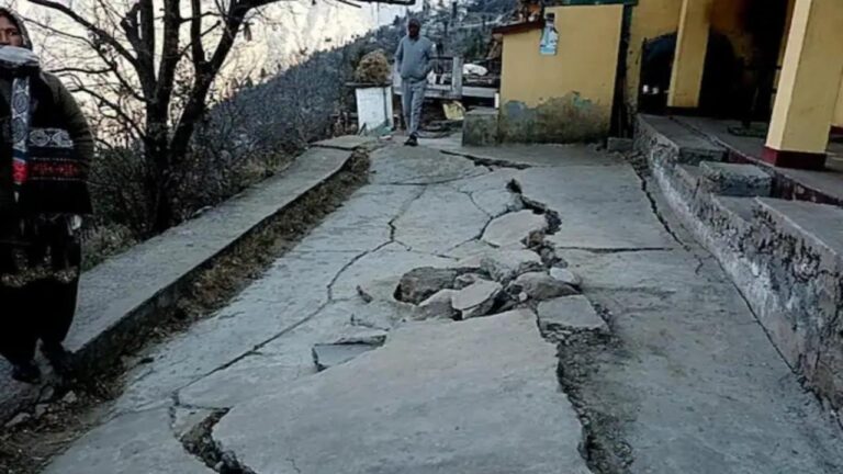 सेलंग गांव में दरारें