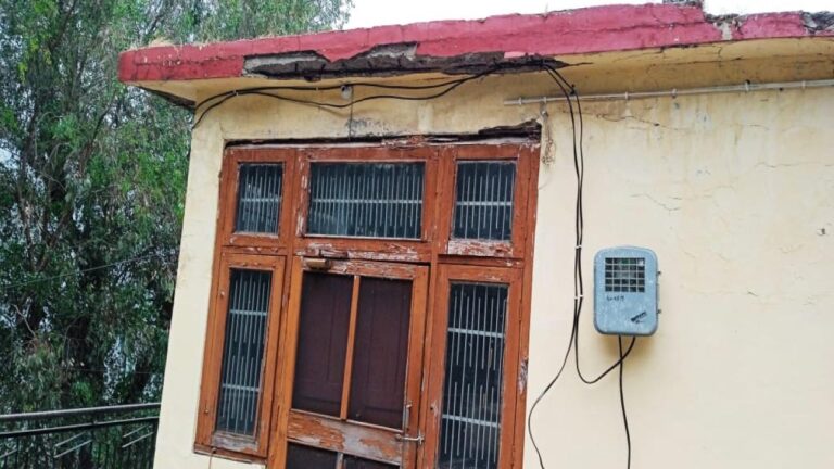 कृष्णगढ़ उपतहसील का दो मंजिला भवन खस्ताहाल