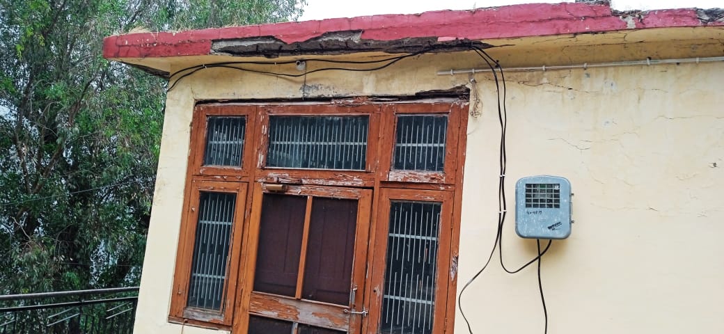 कृष्णगढ़ उपतहसील का दो मंजिला भवन खस्ताहाल