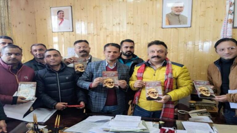 शिक्षा मंत्री रोहित ठाकुर ने किया डॉ. सुरेन्द्र शर्मा की पुस्तक 'अज्ञेय की कहानियाँ और मानव मूल्य' का विमोचन