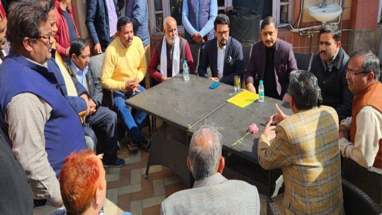 दाड़लाघाट बरमाणा ट्रक ऑपरेटर यूनियन ने केंद्रीय मंत्री अनुराग ठाकुर से मुलाकात की। इस अवसर पर भाजपा के प्रदेश अध्यक्ष सुरेश कश्यप, नैना देवी के विधायक रणधीर शर्मा, मंत्री विक्रमादित्य सिंह विशेष रूप में उपस्थित रहे।