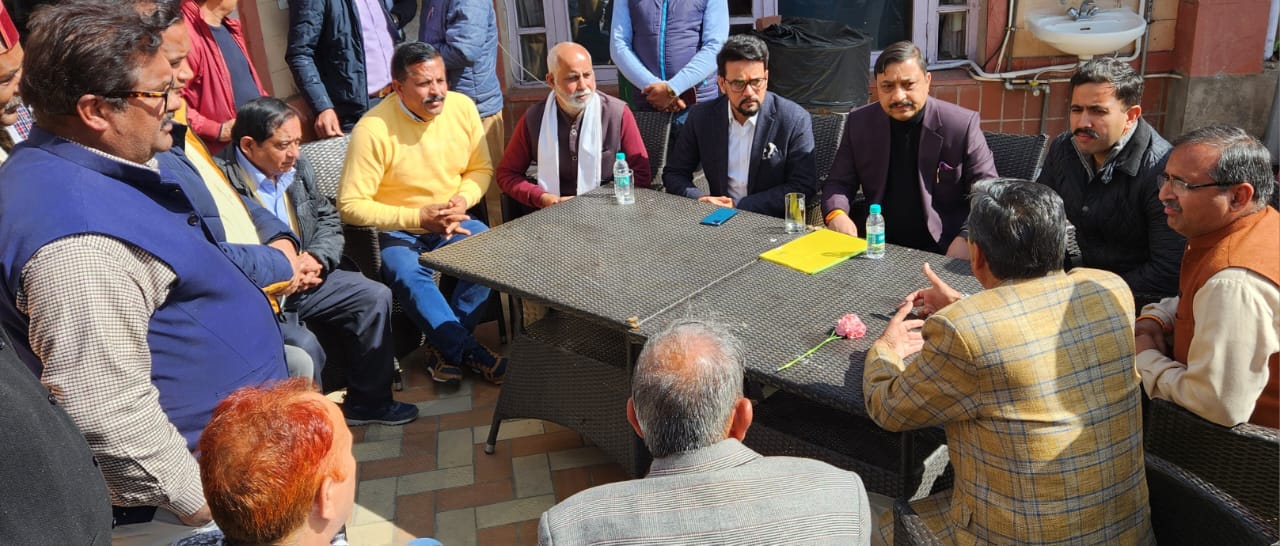 दाड़लाघाट बरमाणा ट्रक ऑपरेटर यूनियन ने केंद्रीय मंत्री अनुराग ठाकुर से मुलाकात की। इस अवसर पर भाजपा के प्रदेश अध्यक्ष सुरेश कश्यप, नैना देवी के विधायक रणधीर शर्मा, मंत्री विक्रमादित्य सिंह विशेष रूप में उपस्थित रहे।