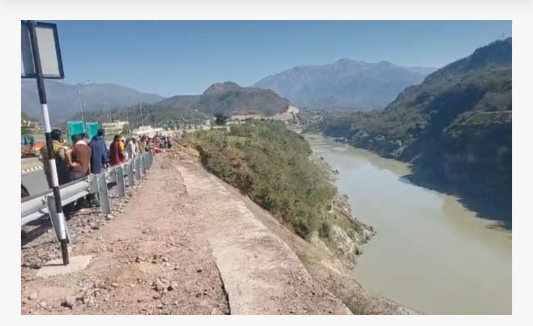 नियंत्रित होकर सतलुज नदी में समा गाड़ी,दो युवकों के लापता